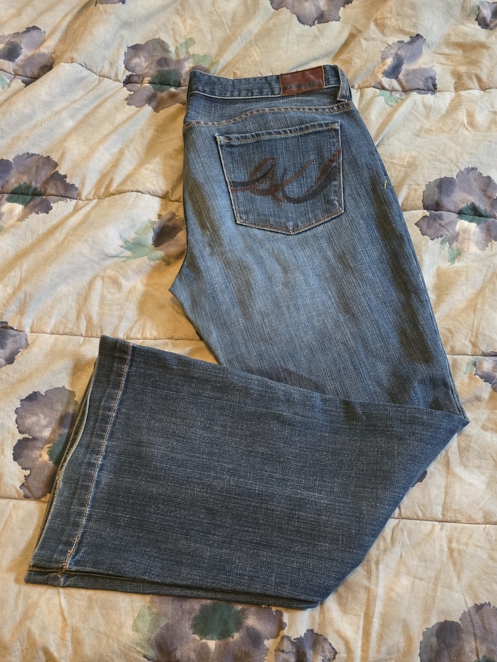 Express Women's Eva Fit & Flare Jeans in Medium Blue Wash